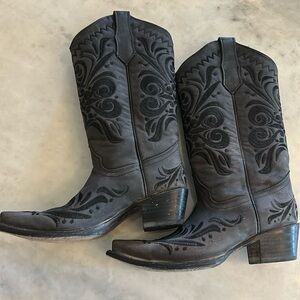 Black embroidered Circle G cowboy boots